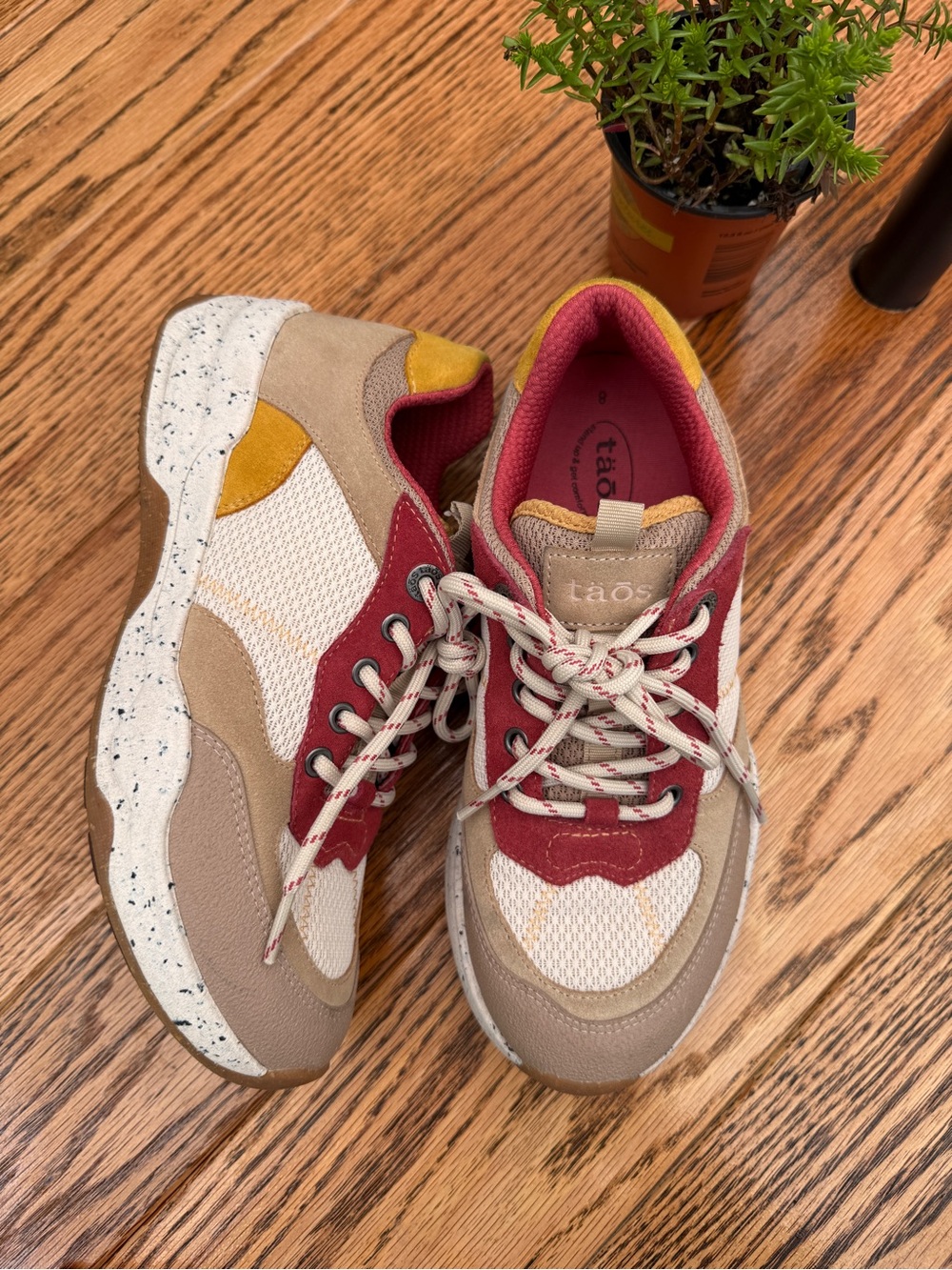 Taos Women's Advance Sneaker Size 8 like new without box.